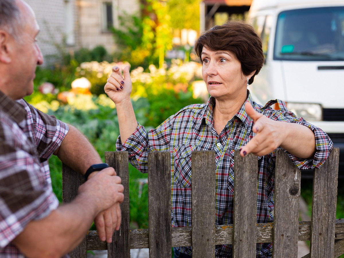 mężczyzna naciągał sąsiadów