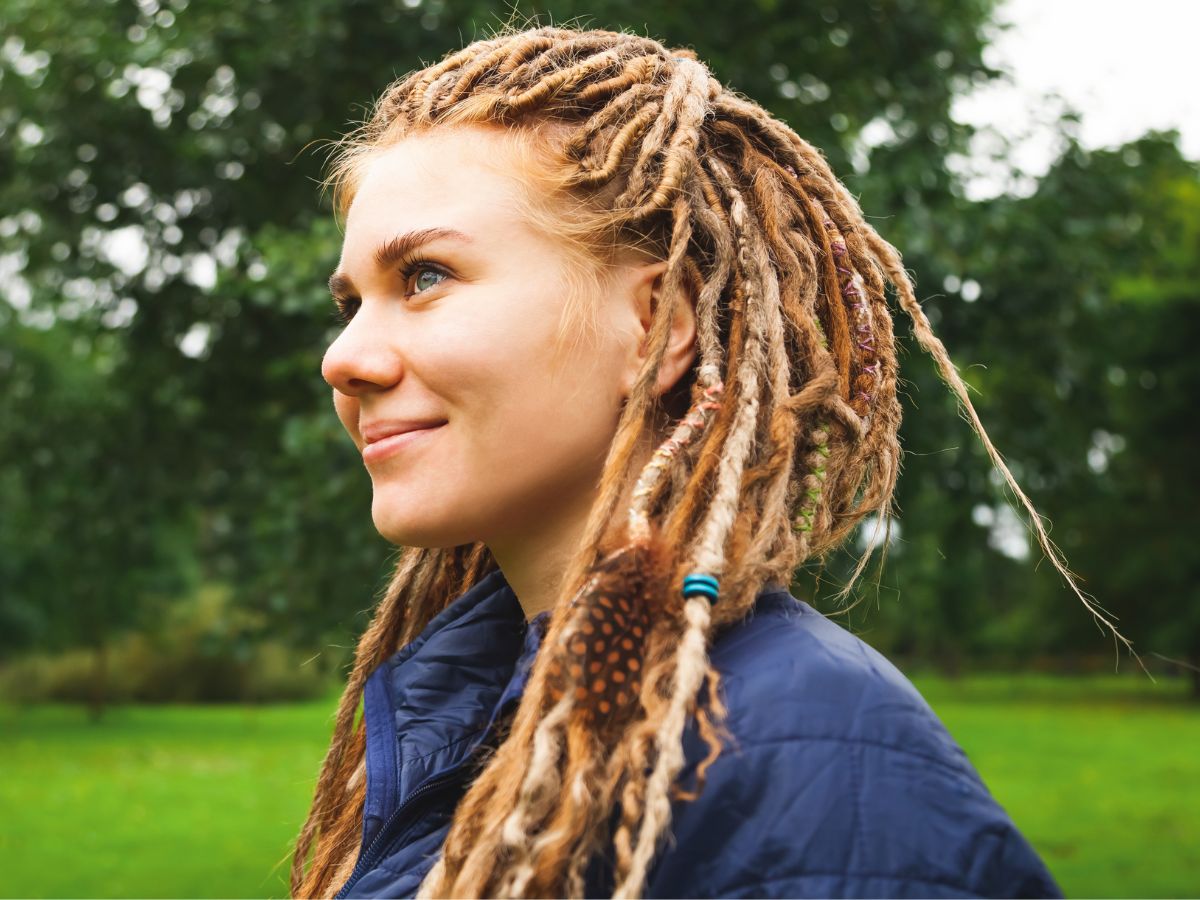 dziewczyna w dredach