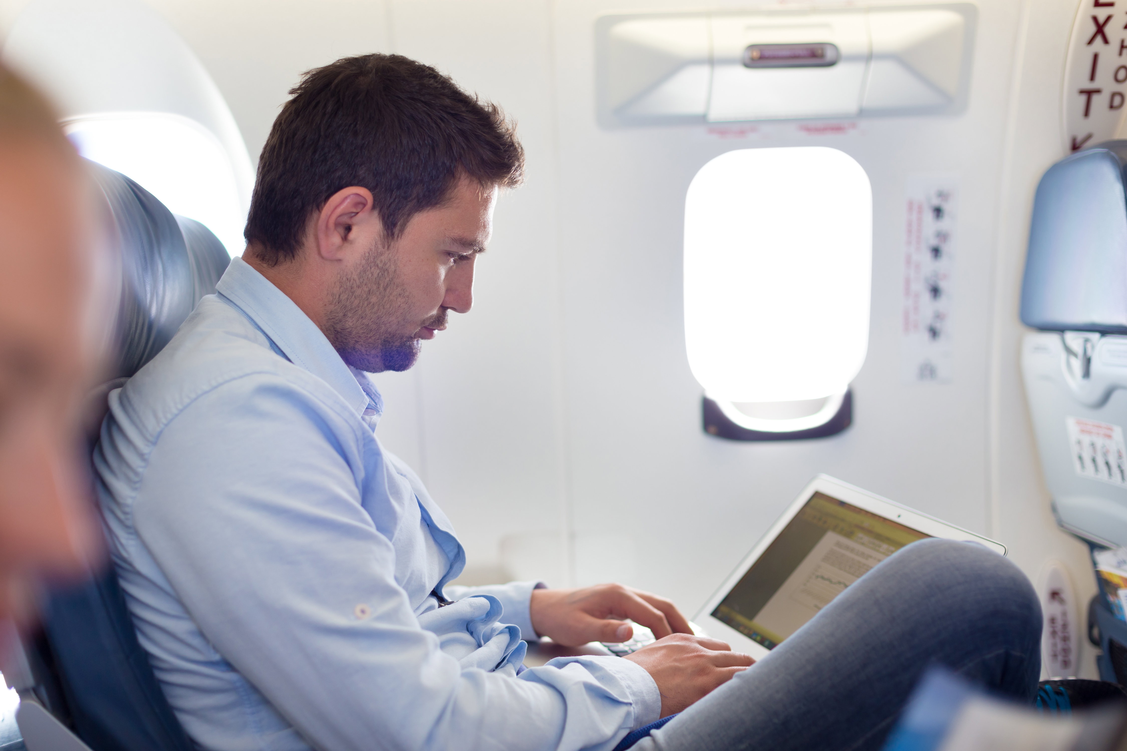 mężczyzna w samolocie