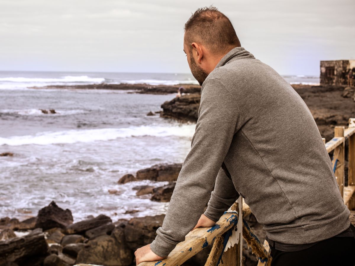 mężczyzna nad morzem