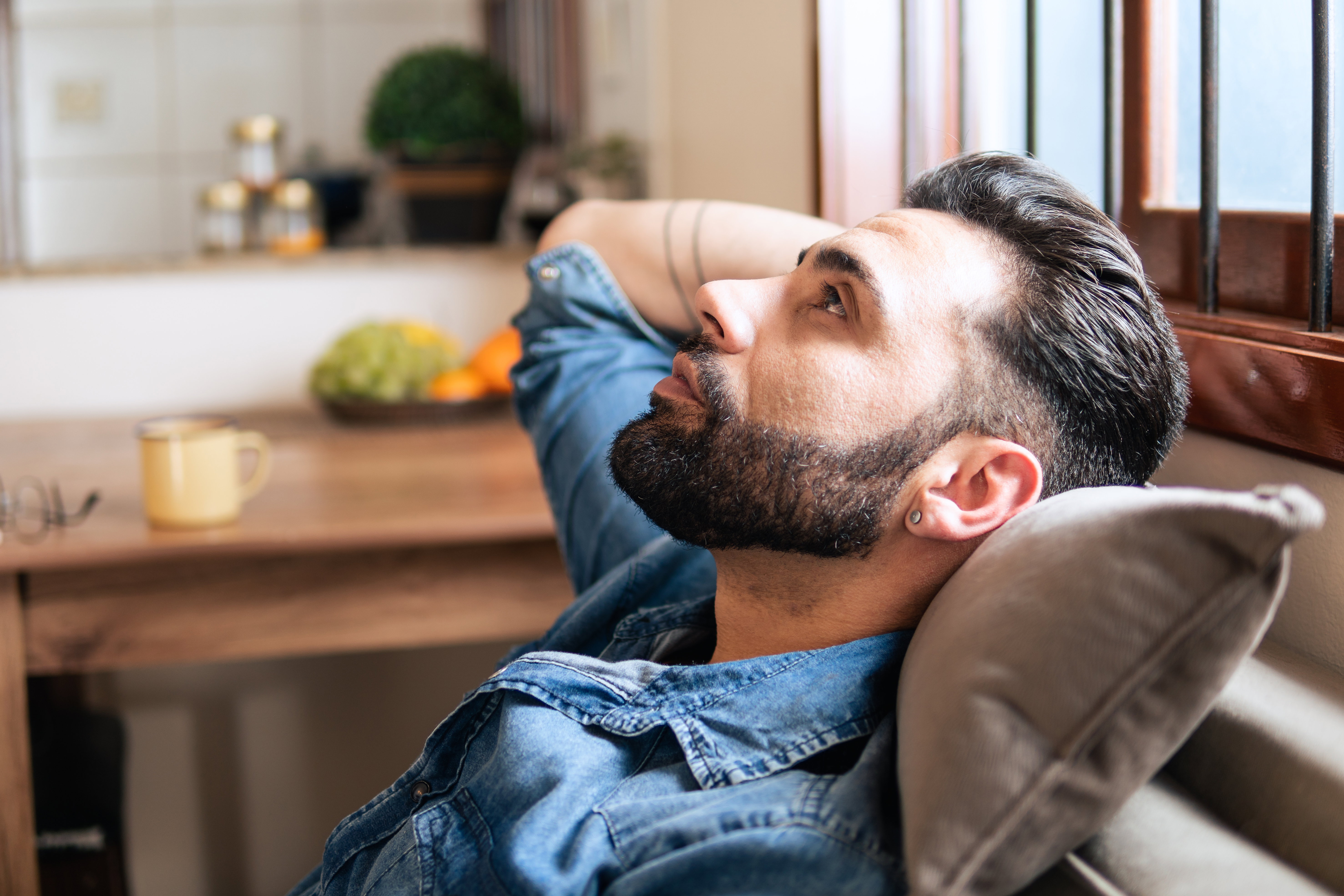 mężczyzna myśli o żonie