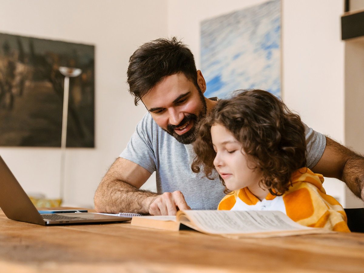 ojciec pomaga synowi w nauce