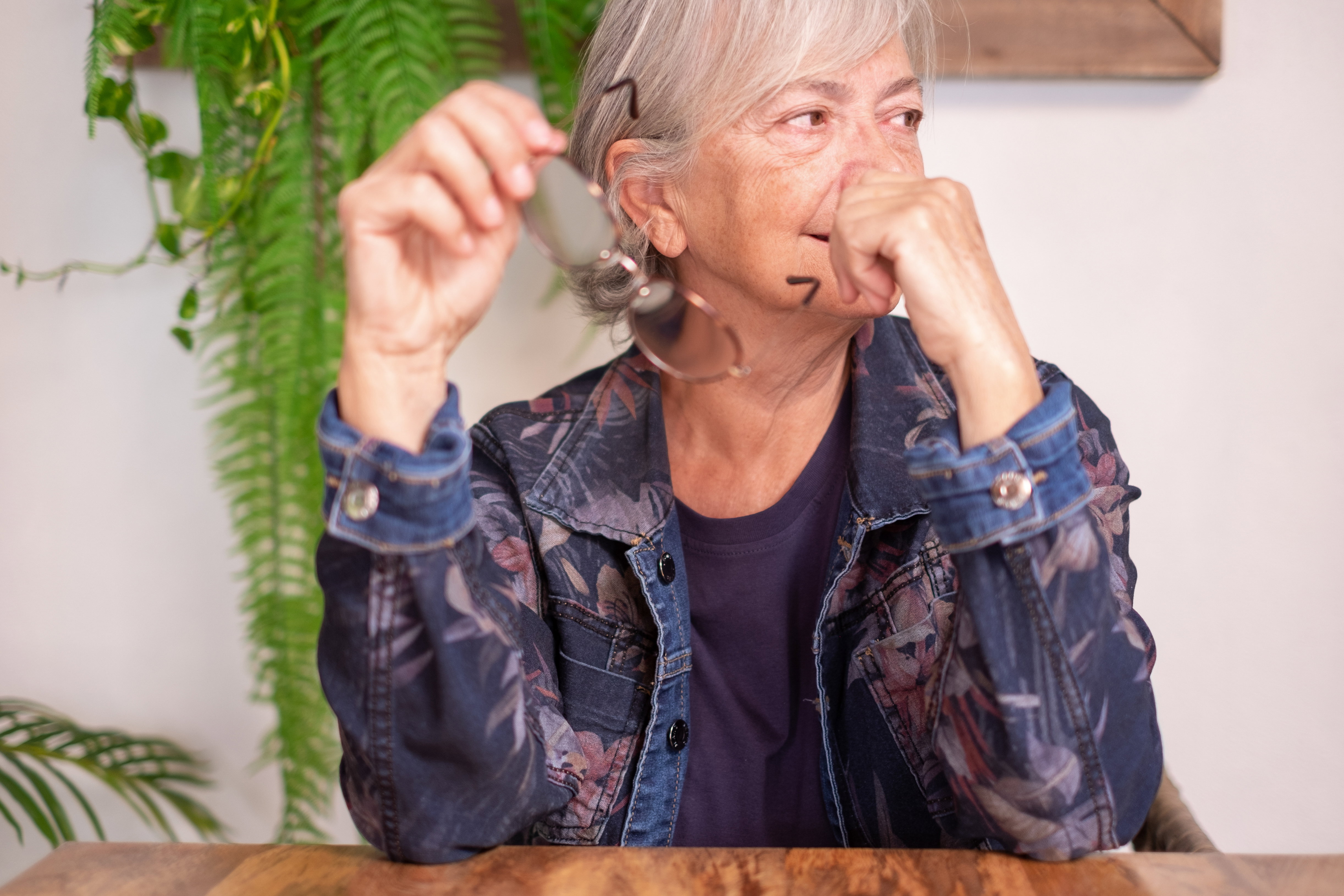 kobieta zamyślona starsza