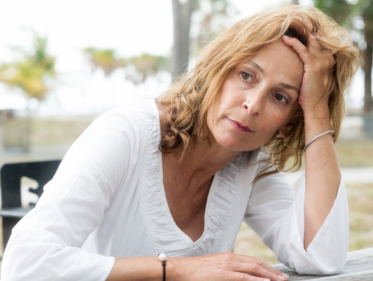 kobieta zła na siostrę