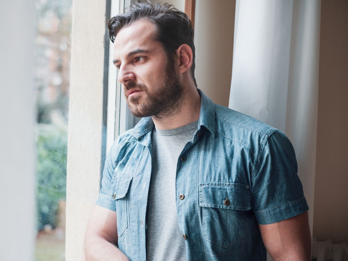 zamyślony mężczyzna