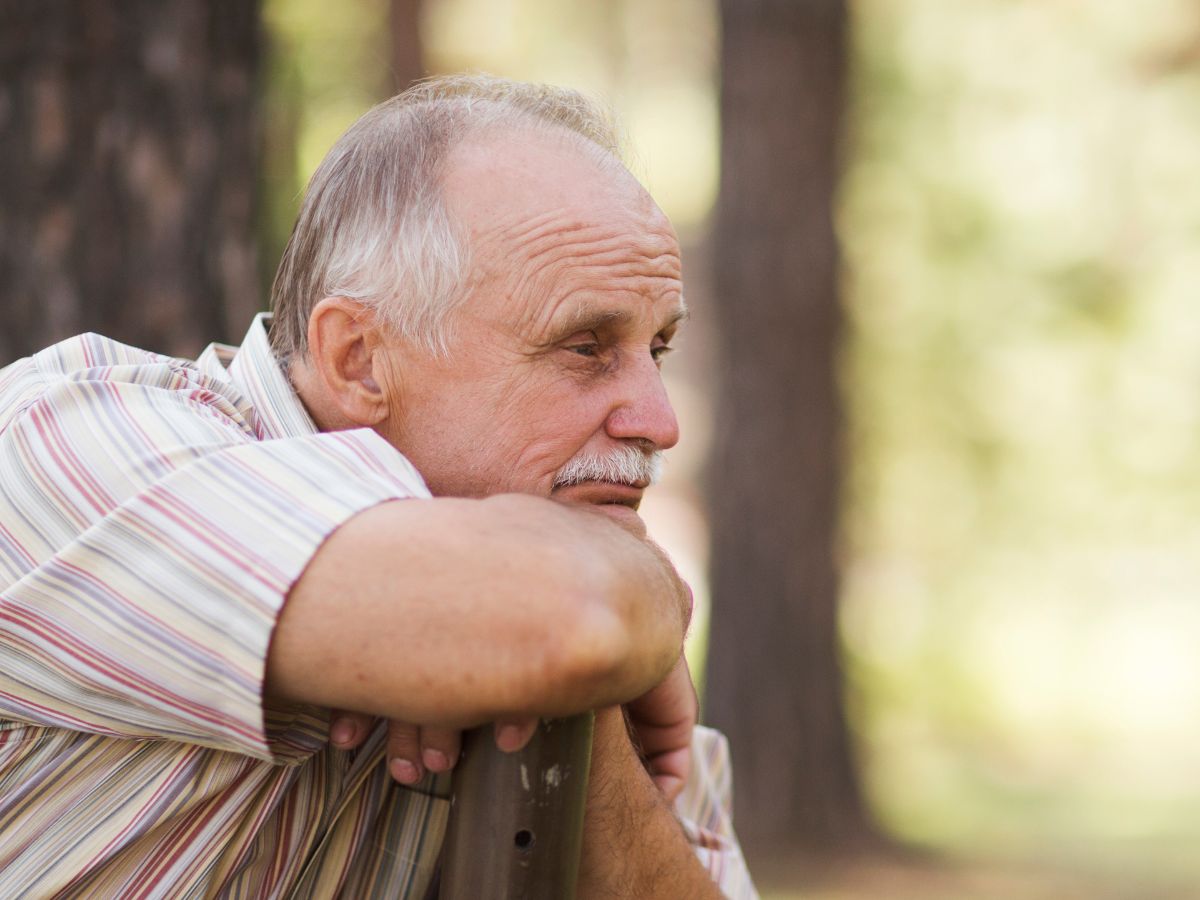 zamyślony mężczyzna