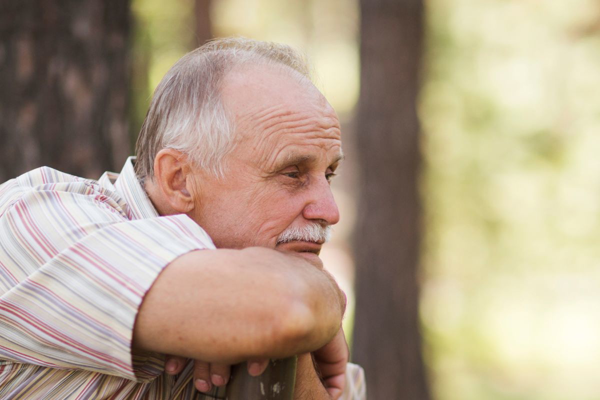 zamyślony mężczyzna