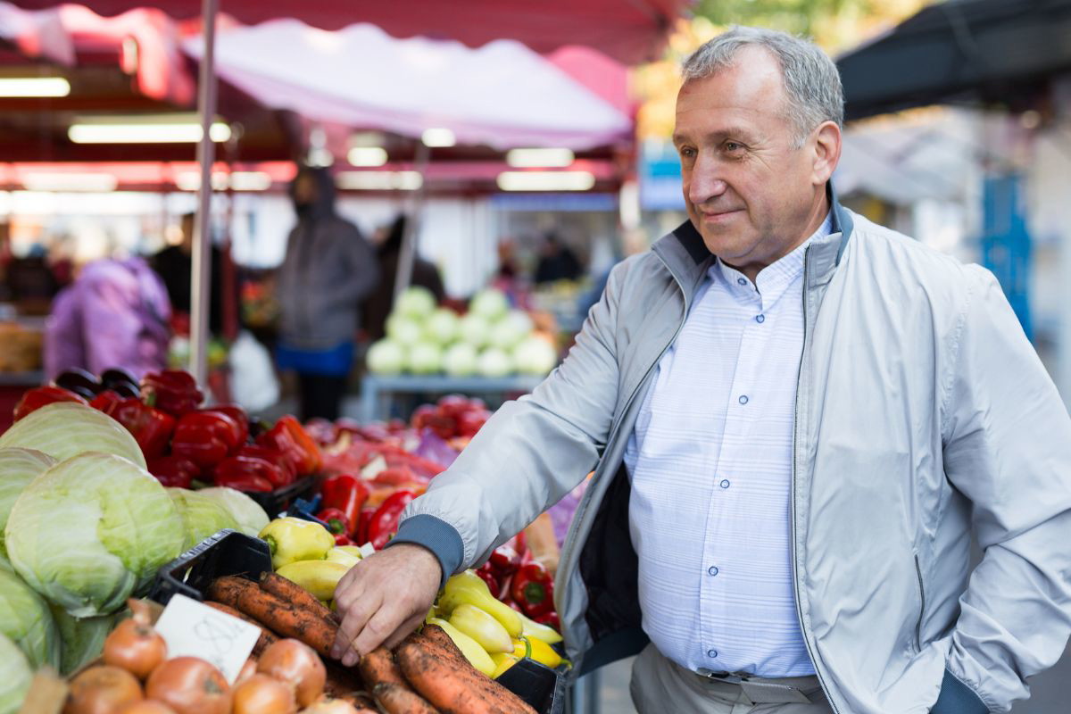 właściciel osiedlowego warzywniaka