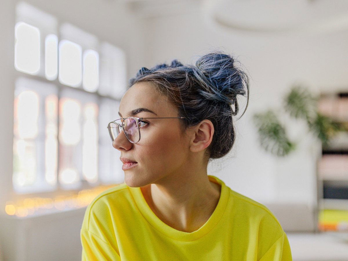 kobieta szuka odpowiedzi