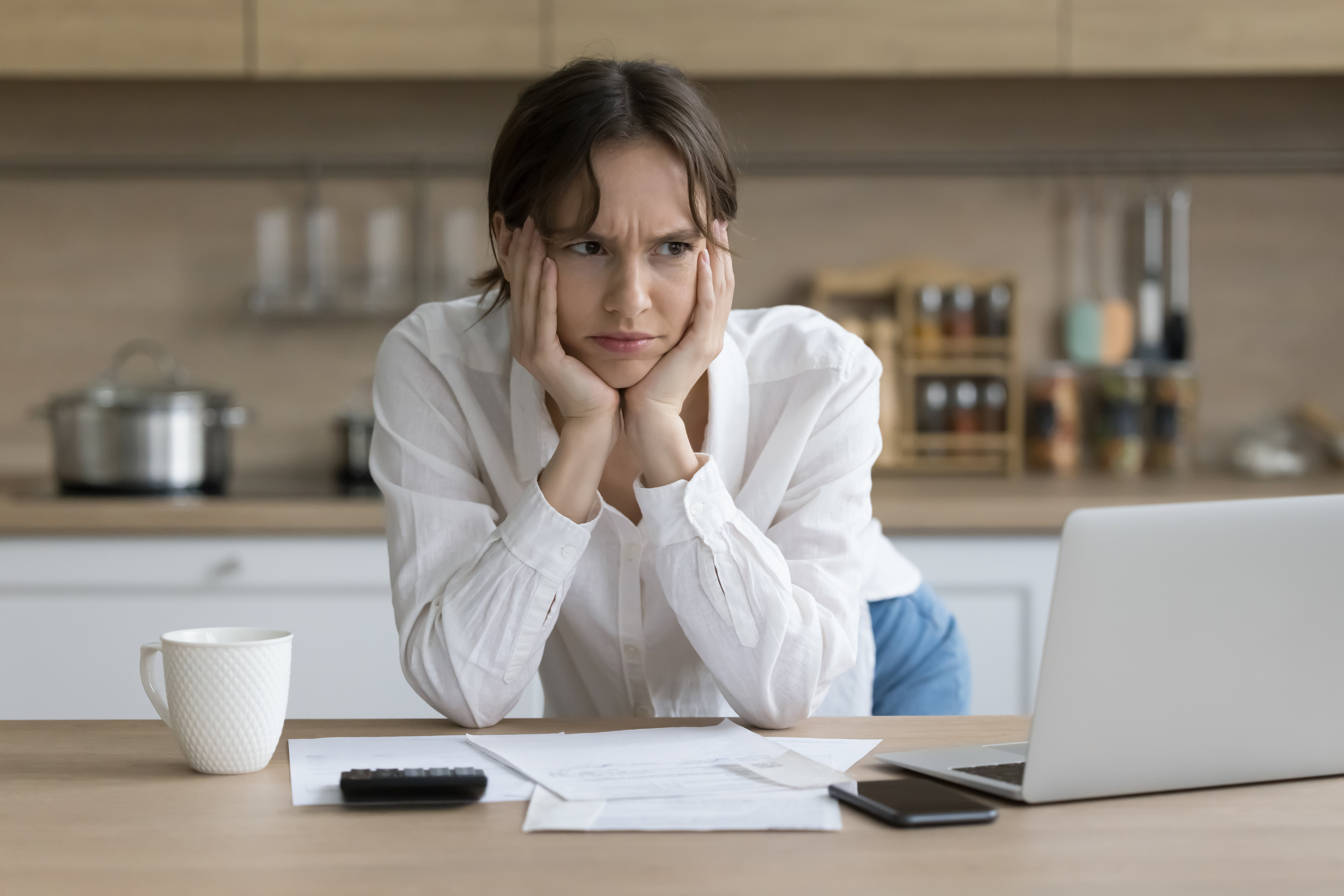 kobieta w pracy myśli