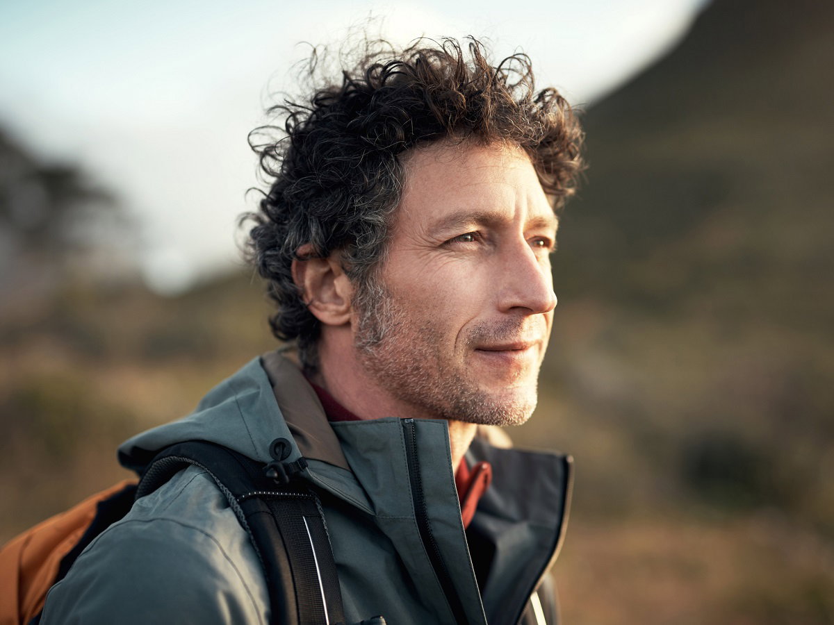 mężczyzna pokłócony z kuzynką