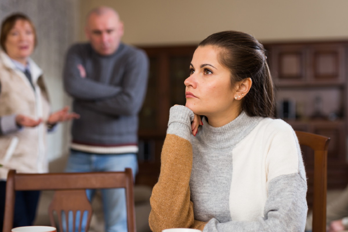 oczyszczanie domu liściem laurowym