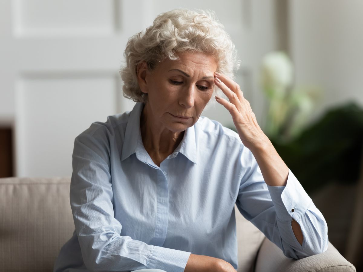 smutna starsza kobieta