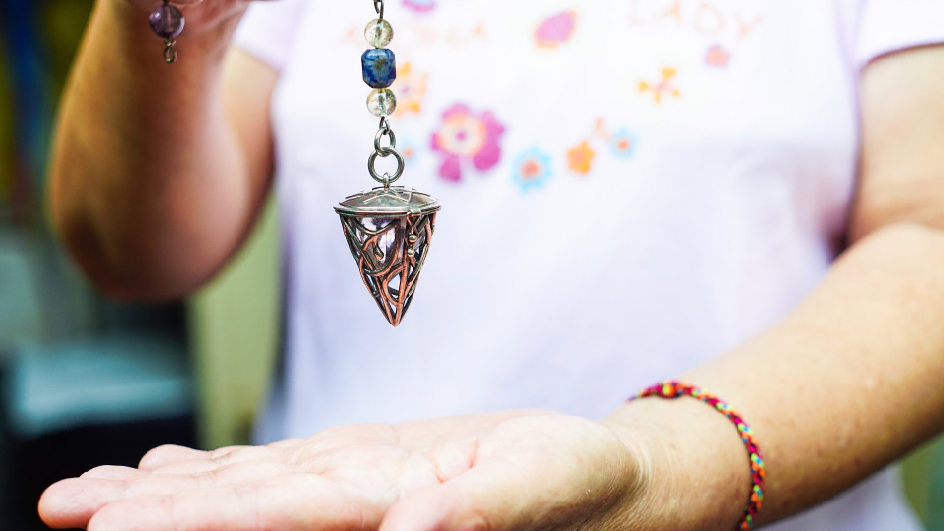 czerwona-bransoletka-ochroni-cie-przed-wampirami-energetycznymi-i-zlym-okiem-zawsze-nos-ja-przy-sobie2-559e84c