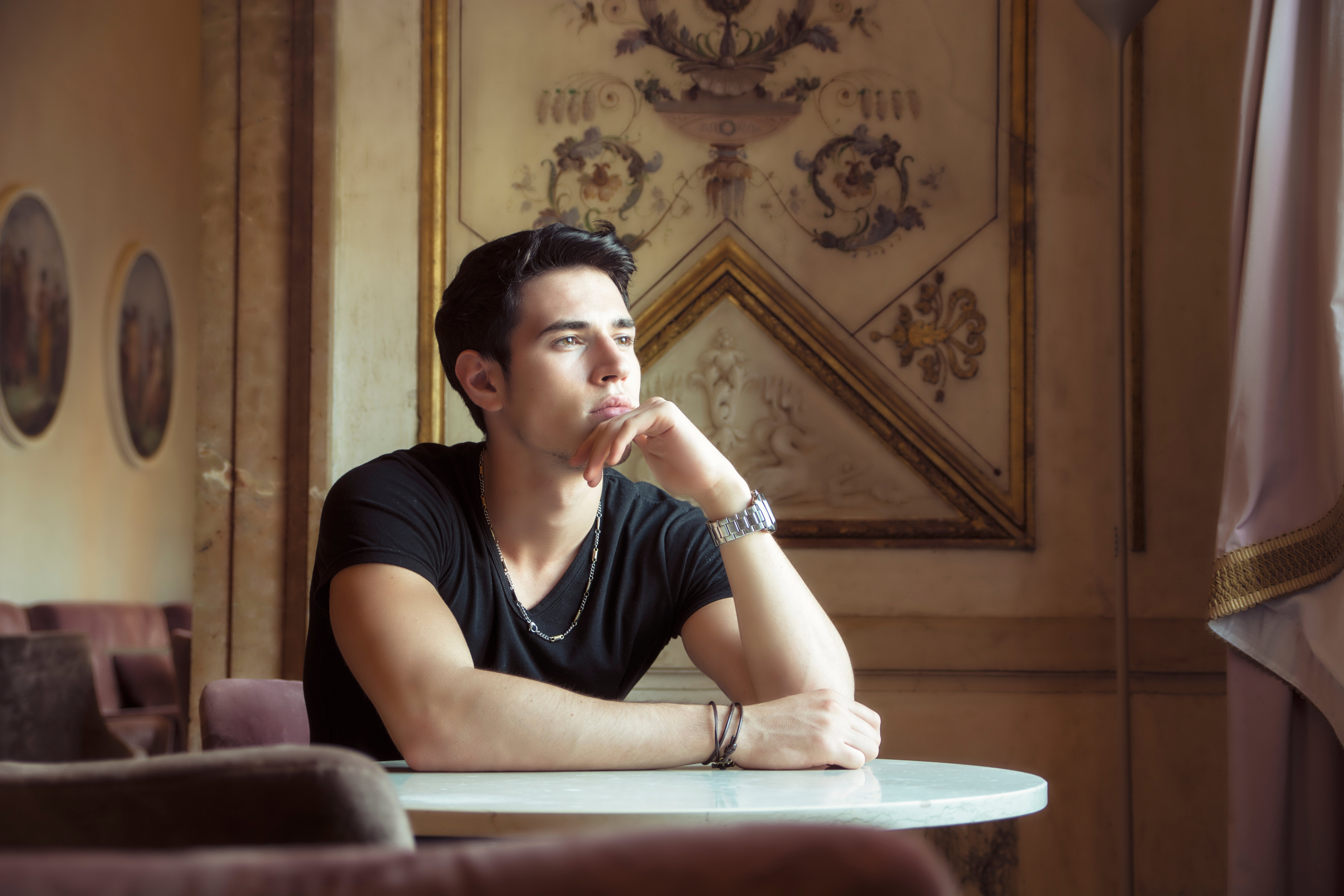 młody mężczyzna zamyślony