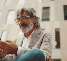 Dojrzały przystojny mężczyzna