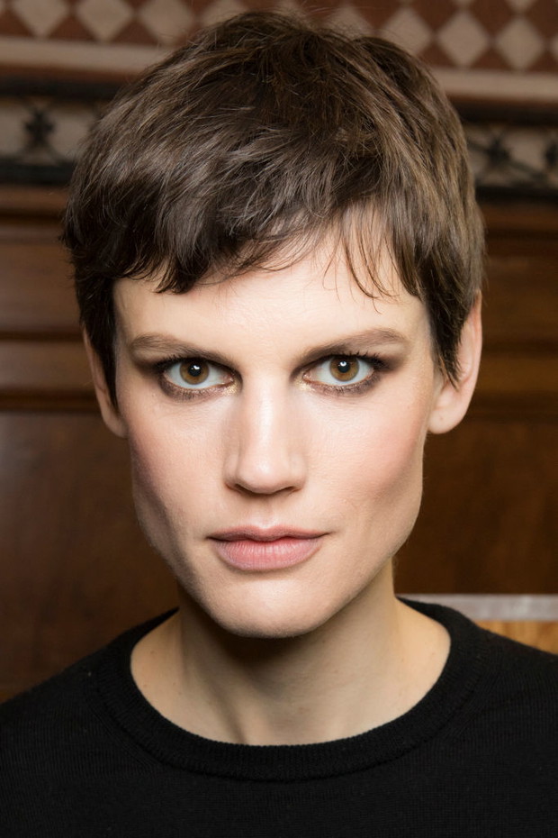 Modne krótkie fryzury 2018: Saskia de Brauw