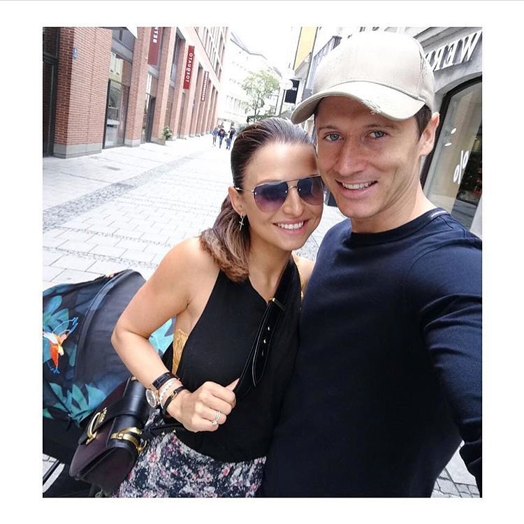 Anna i Robert Lewandowscy z córką Klarą