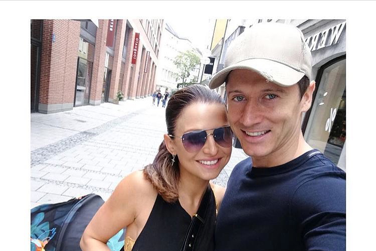 Anna i Robert Lewandowscy z córką Klarą