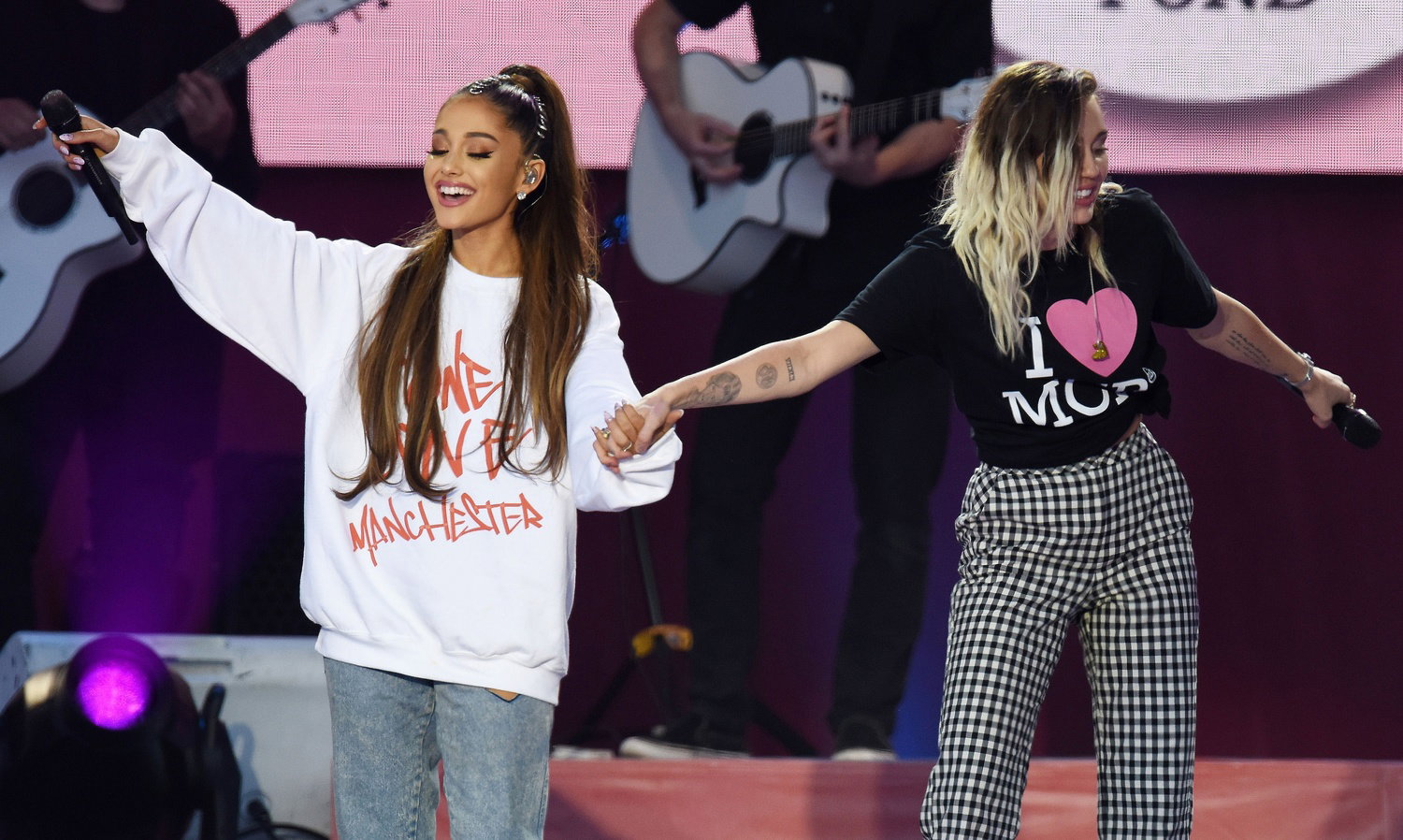 Ariana Grande, Miley Cyrus podczas koncertu "One Love Manchster"