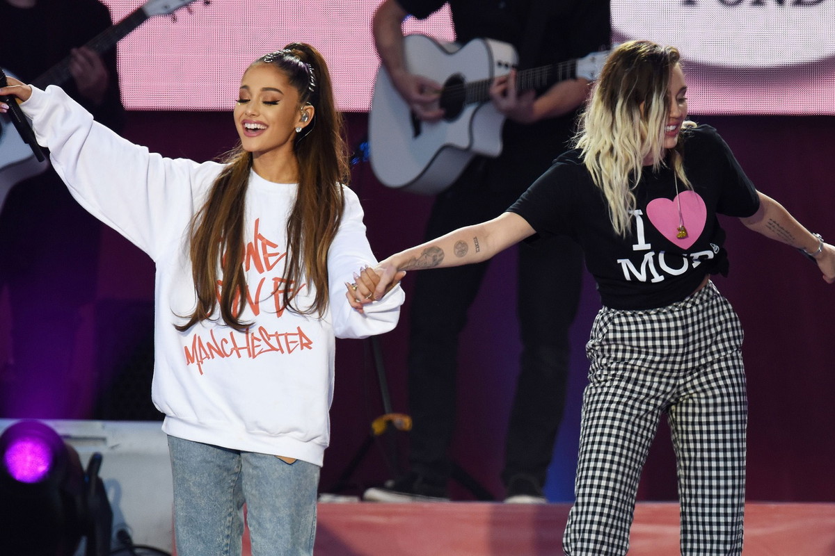 Ariana Grande, Miley Cyrus podczas koncertu "One Love Manchster"