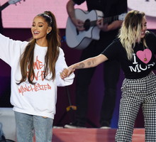 Ariana Grande, Miley Cyrus podczas koncertu "One Love Manchster"