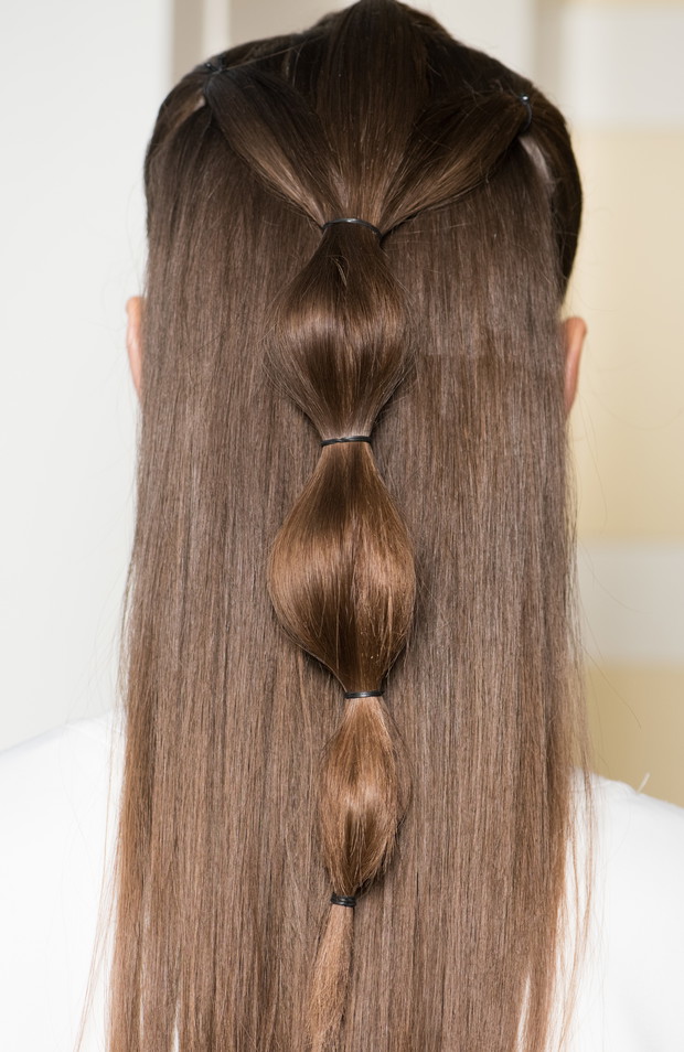 Spróbuj pół kucyka z kilkoma gumkami do włosów, reszta niech swobodnie opada na ramiona