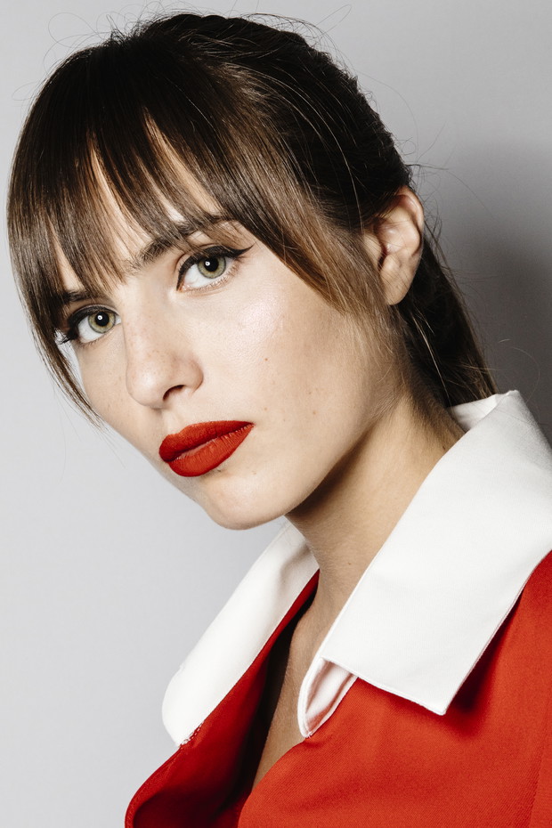 Potraktuj grzywkę grzebieniem i zadbaj o to, żeby nie była równa