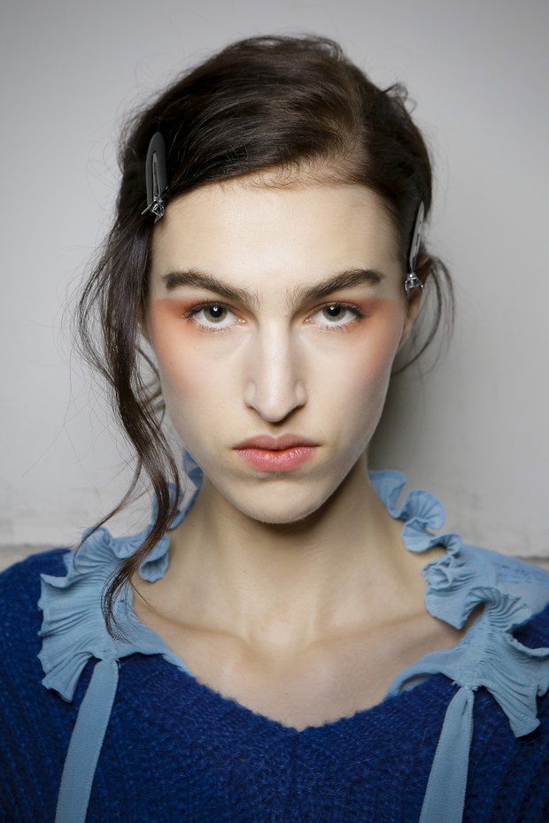 Puść swobodnie jedno paso włosów przy twarzy