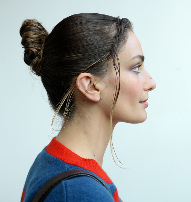 Spróbuj fryzury na mokrą włoszkę, ale ciaśniej zwiąż włosy