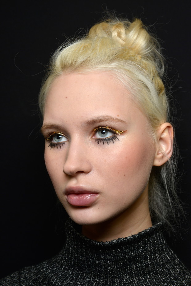 Zepnij grzywkę do góry