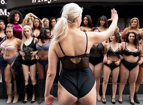 Kobiety o różnym rozmiarze w pokazie mody