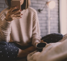 Używanie telefonu przed snem: do czego prowadzi?