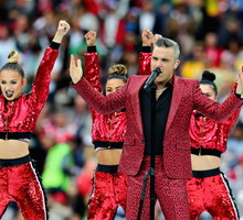 Kamila Zalewska (z lewej) u boku Robbiego Williamsa