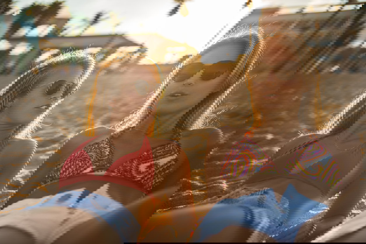 ksiądz o stroju kobiet