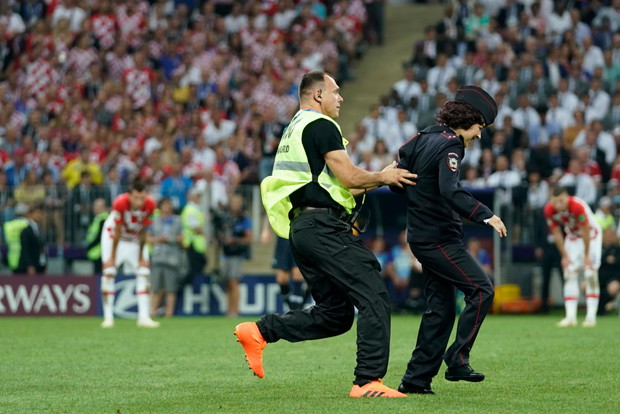 Pussy Riot wbiegły na boisko podczas Mistrzostw Świata 2018