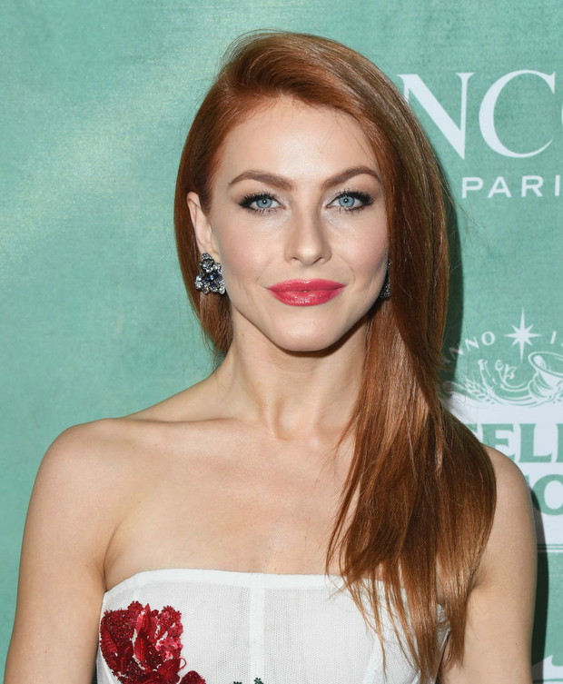 Zaczesane na jedną stronę a'la Julianne Hough