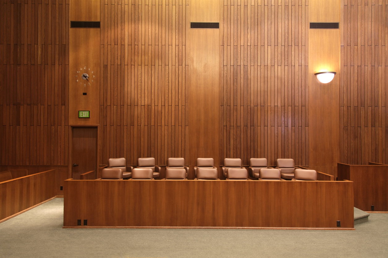 "Rajstopy nie mogą być połyskujące": kontrowersyjne zarządzenie sądu nakazuje pracownicom określony ubiór