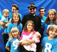 Joszko i Debora Broda z dziećmi