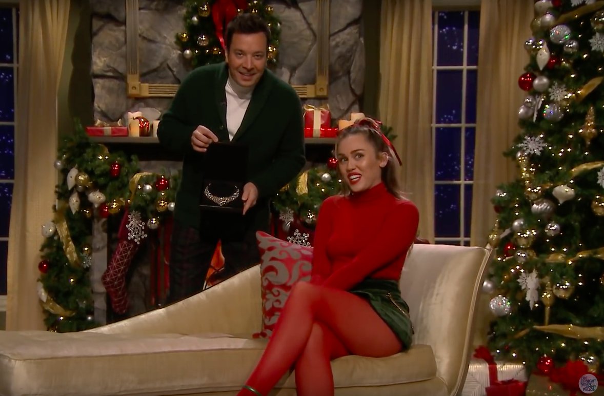 Miley Cyrus śpiewa nową wersję Santa Baby: jest feministycznie i bardzo zabawnie!