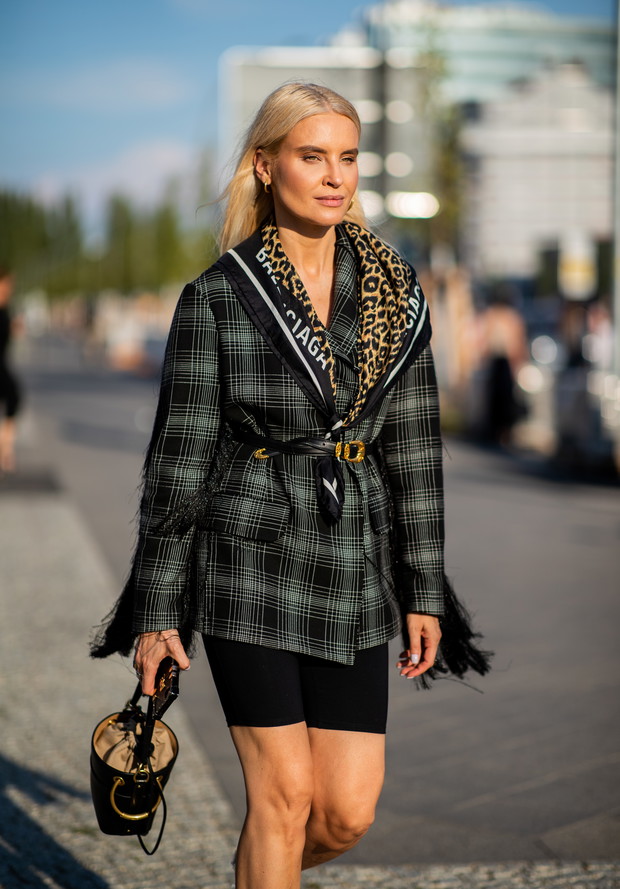 Duże logo na ubraniach na jesień 2018: trendy moda jesień 2018