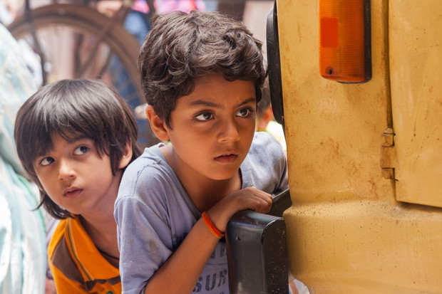 Kadry z filmu Niezwykła podróż Fakira, który utknął w szafie