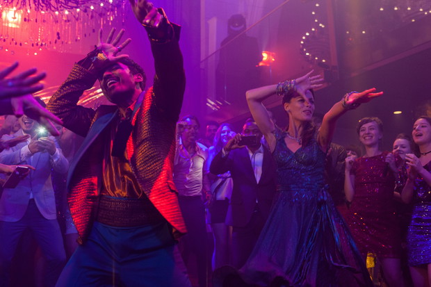 Kadry z filmu Niezwykła podróż Fakira, który utknął w szafie