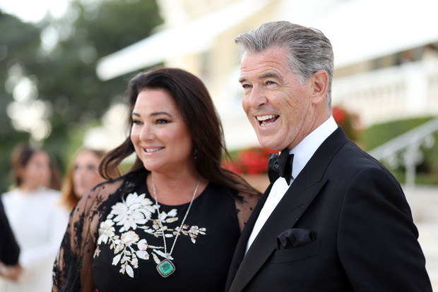 Pierce Brosnan i Keely Shay Smith (2018)