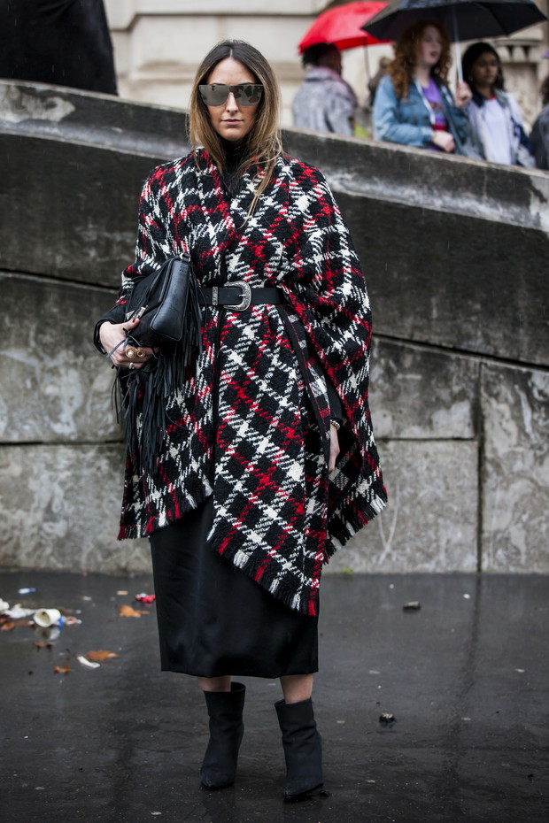 Ponczo peleryna na jesień 2018: trendy moda jesień 2018