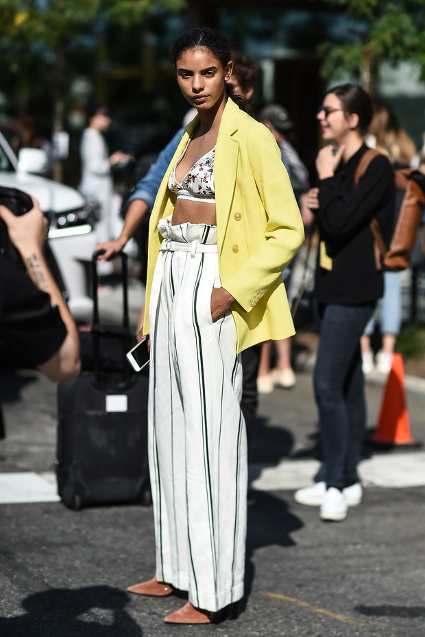 Spodnie w pionowe paski wydłużają nogi