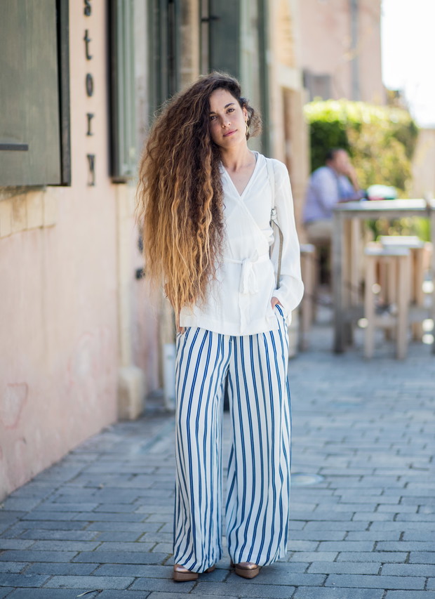 Spodnie w podłużne paski wydłużają nogi