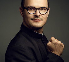 Dawid Ogrodnik jako ksiądz Jan Kaczkowski