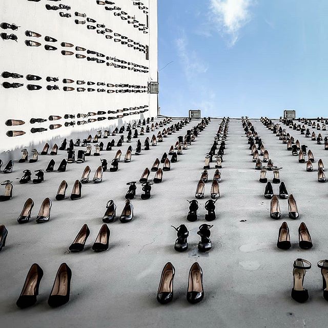 440 par czarnych szpilek symbolizuje 440 zamordowanych kobiet - ofiar przemocy domowej. Przejmująca instalacja na budynkach w Stambule.