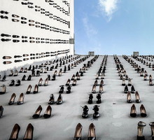 440 par czarnych szpilek symbolizuje 440 zamordowanych kobiet - ofiar przemocy domowej. Przejmująca instalacja na budynkach w Stambule.